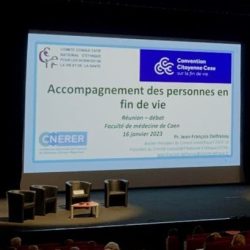 conférence organisée le lundi 16 janvier 2023 à l'université de Caen Normandie sur la question de la fin de vie, autour du professeur Jean-François Delfraissy