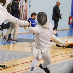 Mathieu Motte affronte un adversaire à l'épée lors du championnat de France universitaire d'escrime