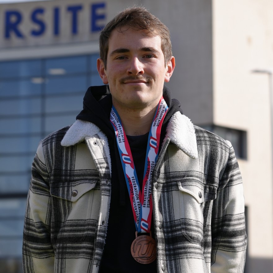 Mathieu Motte sur le campus 2 avec la médaille de bronze obtenue lors du championnat de France universitaire d'escrime