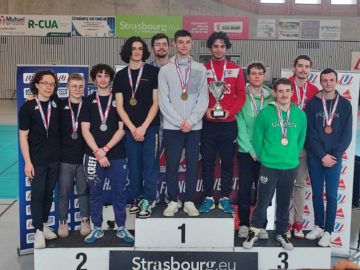 L'équipe masculine à l'épée sur la troisième marche du podium