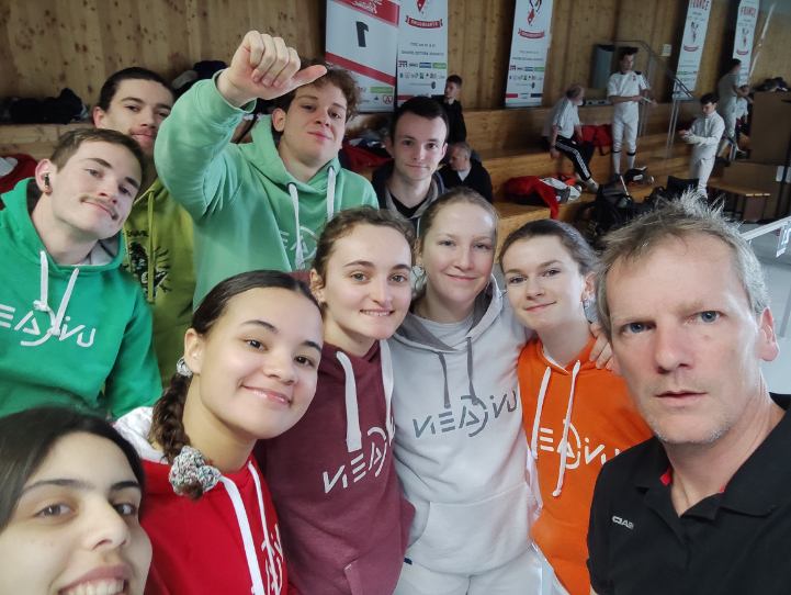 Les épéistes de l'université prennent la pose avec leur coach durant le championnat de France universitaire d'escrime