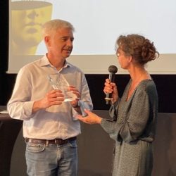 Annie-Claude Gaumont, vice-présidente Recherche à l'université de Caen Normandie, remet le prix Science & Société à Frédéric Naudon, doctorant au CERREV.