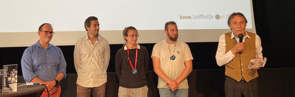 Jean-Pierre Jourdan, Marc Ragui, Joanna Giovannini et Damien Geslin (CERMN) reçoivent le prix de la part de Christophe de Ceunynck, directeur de la Fondation Musée Schlumberger, le 10 mai 2022.