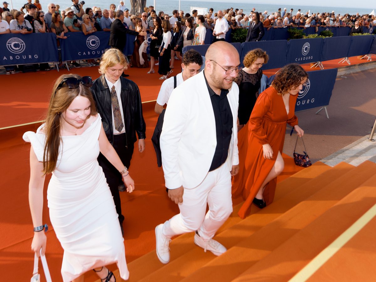 Les six membres du jury étudiant du festival du film de Cabourg sur le tapis rouge