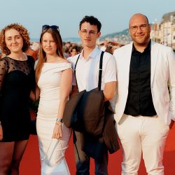 Les six membres du jury étudiant du festival du film de Cabourg sur le tapis rouge