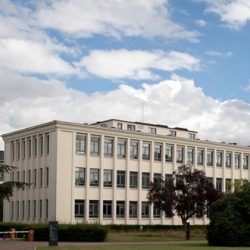 Le campus 1 avec un ciel bleu et des nuages