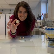 Alicia Bruzos étudie les coquillages pour mieux comprendre les cancers chez l’Homme