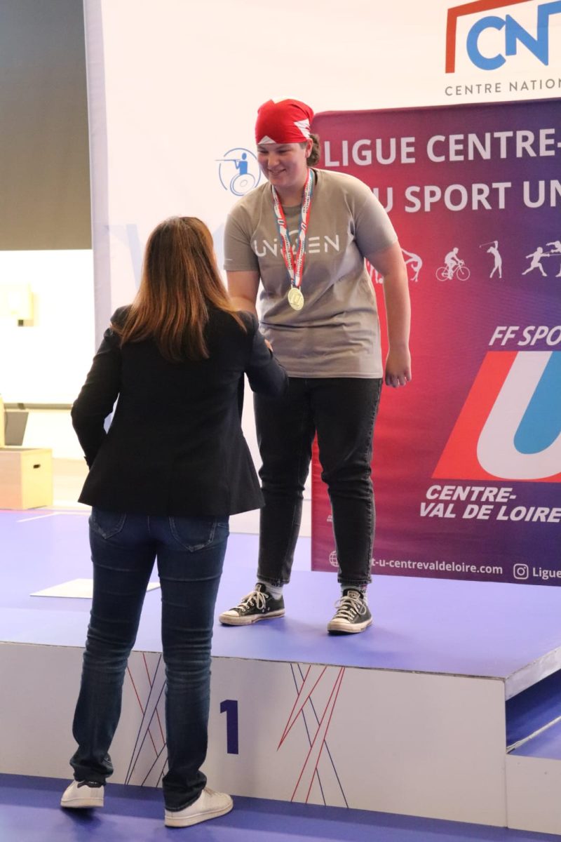 Darcey Beeching-Segar sur le podium avec sa médaille au cou, saluée pour son titre de championne de France universitaire.