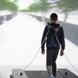 personne marchant dans une salle de réalité virtuelle