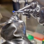 Le CERMN publie dans la revue Angewandte Chemie