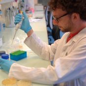 Dans le lait cru, une bataille invisible